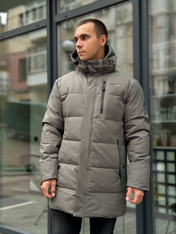 Зимний удлиненный мужской пуховик в минималистическом стиле warm grey