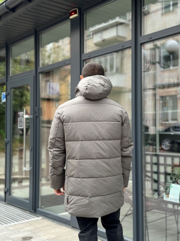 Зимний удлиненный мужской пуховик в минималистическом стиле warm grey  - Изображение 4