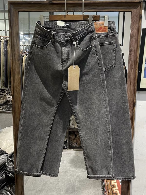 Чоловічі джинси прямого силуету з ефектом washed denim  -  Зображення 1
