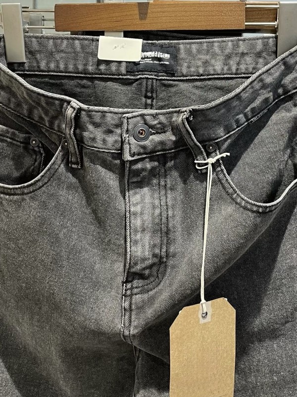 Чоловічі джинси прямого силуету з ефектом washed denim  -  Зображення 4