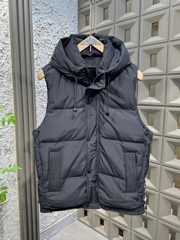 Чоловіча жилетка з капюшоном та накладними кишенями roomy pockets
