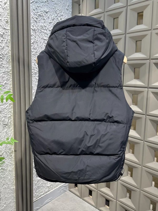 Чоловіча жилетка з капюшоном та накладними кишенями roomy pockets  -  Зображення 1