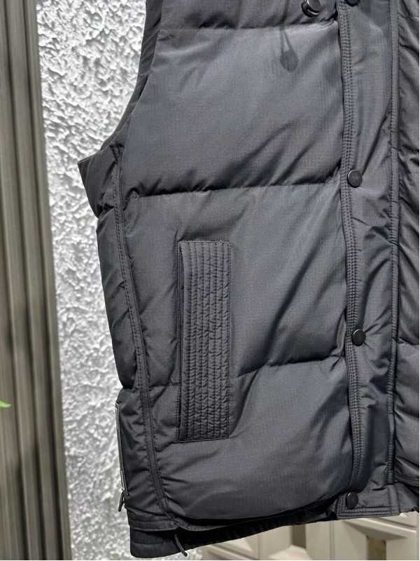 Чоловіча жилетка з капюшоном та накладними кишенями roomy pockets  -  Зображення 2