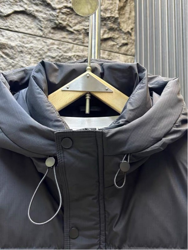 Чоловіча жилетка з капюшоном та накладними кишенями roomy pockets  -  Зображення 4