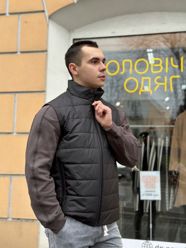 Зручна чорна жилетка з кишенями 