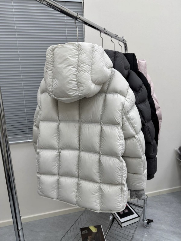 Жіноча куртка з кишенею на рукаві stylish puffer  -  Зображення 1