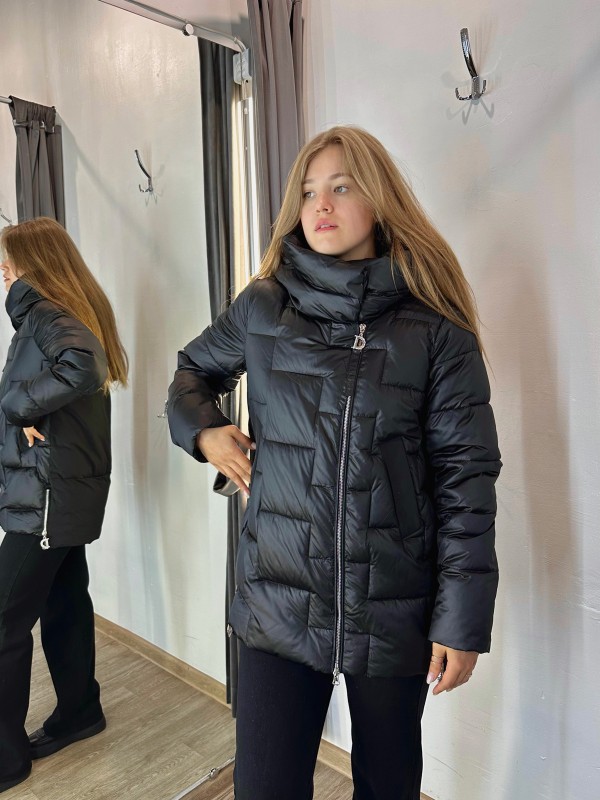 Куртка зимова середньої довжини 