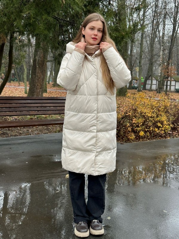 Стильное зимнее пальто молочного цвета