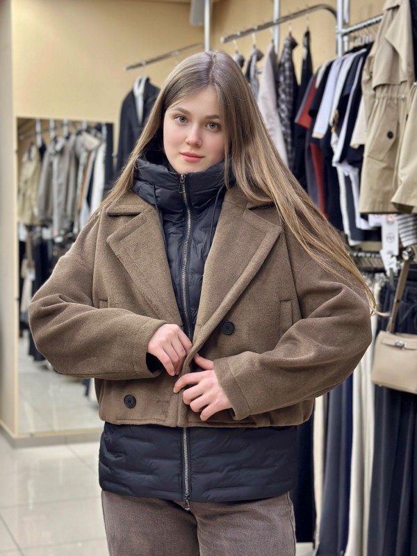 Стильне укорочене пальто з жилеткою знизу