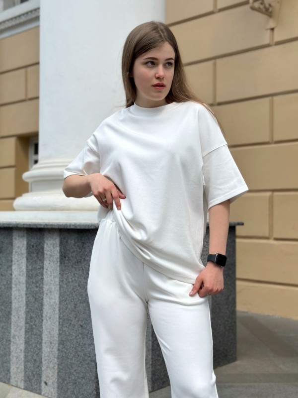Костюм с футболкой и прямыми штанами   - Изображение 3