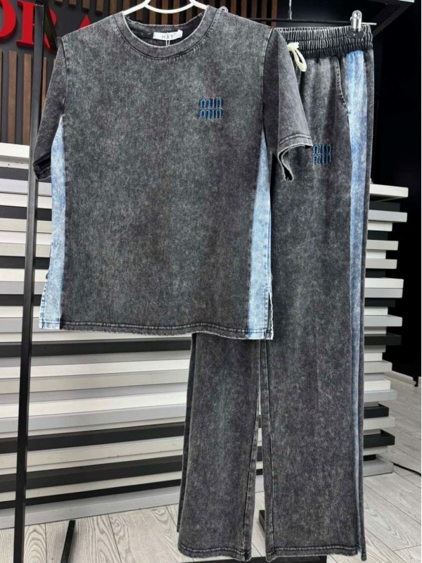 Стильный костюм daily suit с футболкой и прямыми штанами