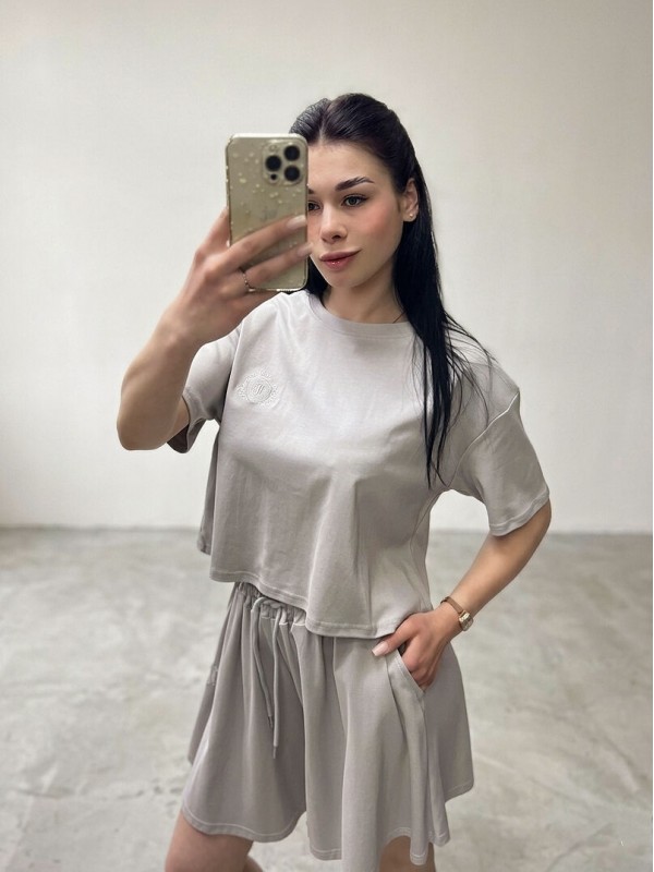 Женский летний костюм с короткой футболкой и шортами casual gray suit
