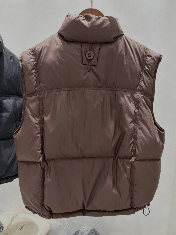 Тепла жіноча жилетка brown vest  -  Зображення 1