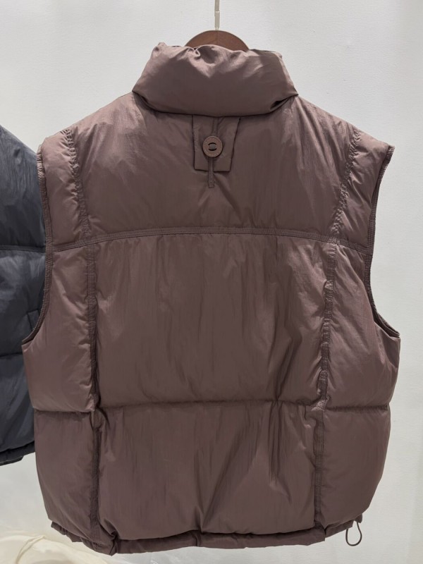 Тепла жіноча жилетка brown vest  -  Зображення 1