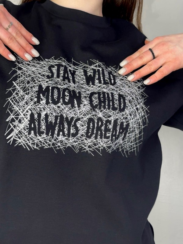 Черная футболка с надписью stay wild moon child always dream  - Изображение 1