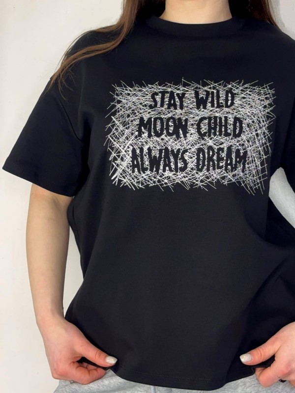 Черная футболка с надписью stay wild moon child always dream  - Изображение 2