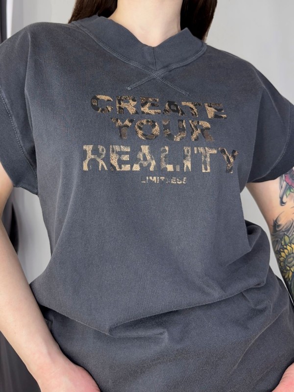 Стильная серая футболка с надписью Create your reality  - Изображение 1