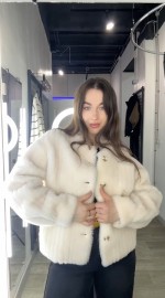 Короткая шуба из натуральной шерсти на пуговицах