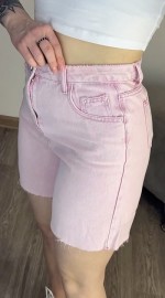 Джинсовые шорты в розовом цвете
