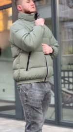Молодіжний пуховик під резинку з коміром-стійкою