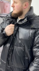Чоловіча утеплена об'ємна куртка з глянцевим ефектом gloss black