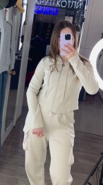 Костюм с приталенной кофтой и прямыми брюками с карманами