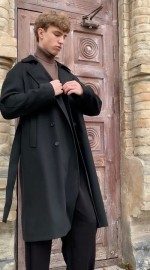 Лаконичное мужское пальто с двубортной застежкой и поясом modern classic