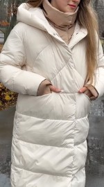 Стильное зимнее пальто молочного цвета