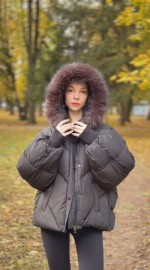 Зимова куртка з хутром на капюшоні