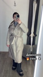 Демисезонное бежевое пальто из комбинированного материала