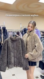 Стильная короткая шуба с воротником-стойкой