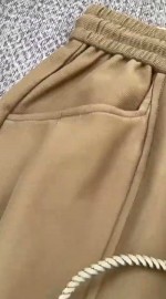 Модні штани з фактурної тканини на резинці