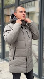 Зимний удлиненный мужской пуховик в минималистическом стиле warm grey