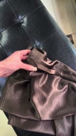 Вишукана шовкова спідниця довжини міді