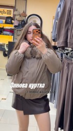 Стильная зимняя куртка с мехом на капюшоне