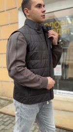 Зручна чорна жилетка з кишенями 