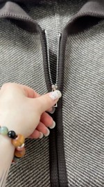 Стильный кардиган с контрастными коричневыми карманами и капюшоном